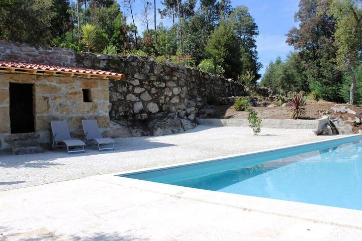 Casa de férias para 9 pessoas, com piscina e jardim e ainda terraço em Tondela