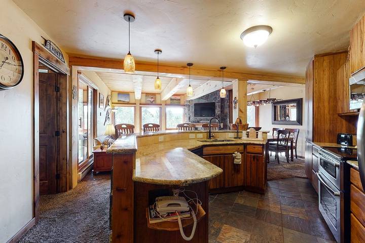 Vacation rental for 6 people, with hot tub and pool as well as balcony and yard in Steamboat Springs
