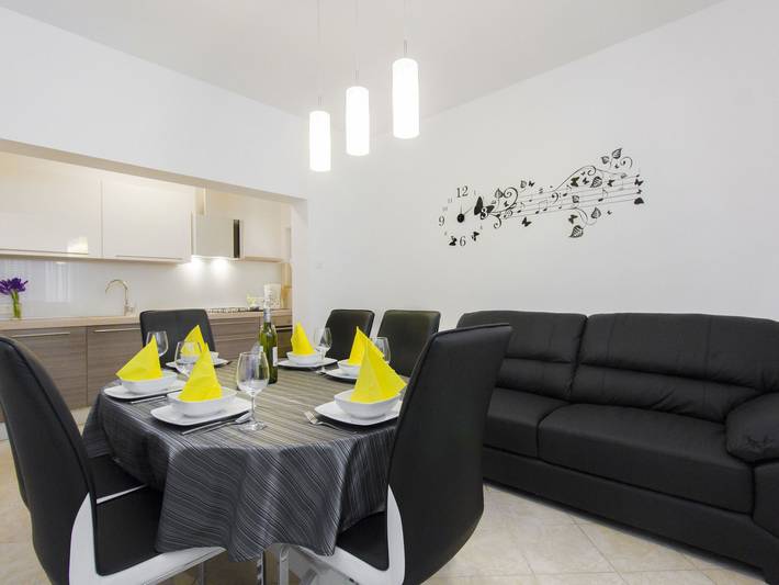 Ferienhaus für 12 Personen, mit Terrasse und Pool sowie Balkon/Terrasse in Grad Šibenik - 2