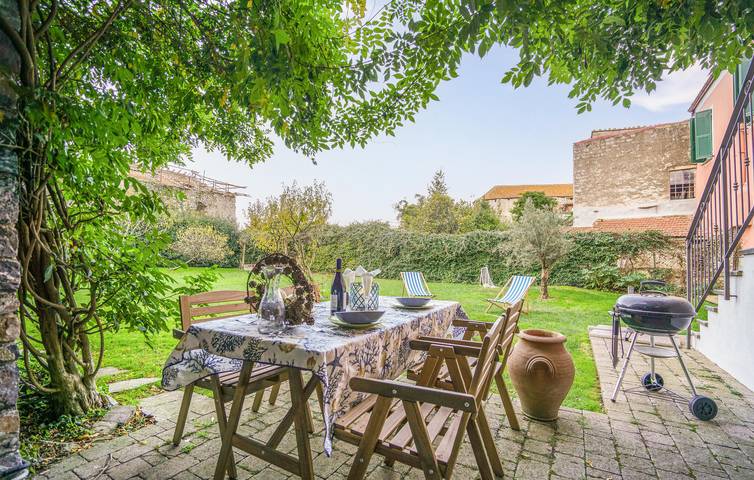 Accogliente appartamento con giardino vicino a Villanova d'Albenga in San Fedele-Lusignano, Albenga