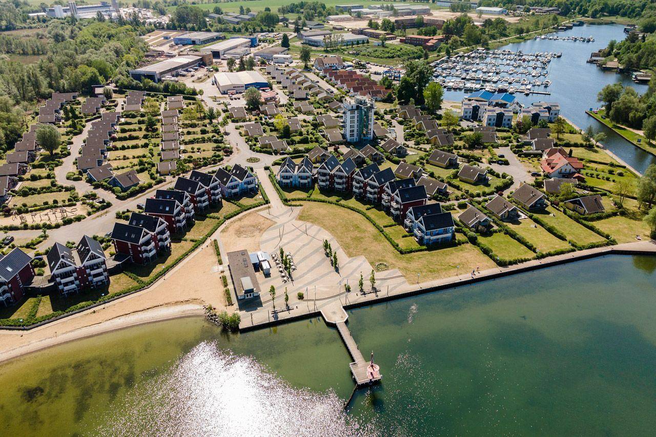 Ganze Wohnung, App Kapitänsdeck im Hafendorf Müritz für 6 Gäste mit Sauna, Ofen und 4 Terrassen in Rechlin, Müritz