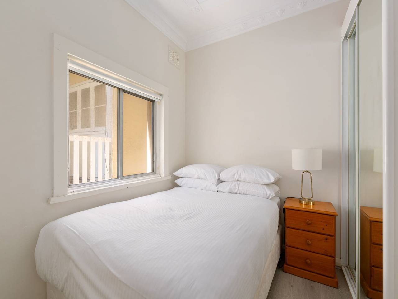 Entire apartment, Chic 1-Bed Retreat Near Shops & Beach in Sydney, New South Wales