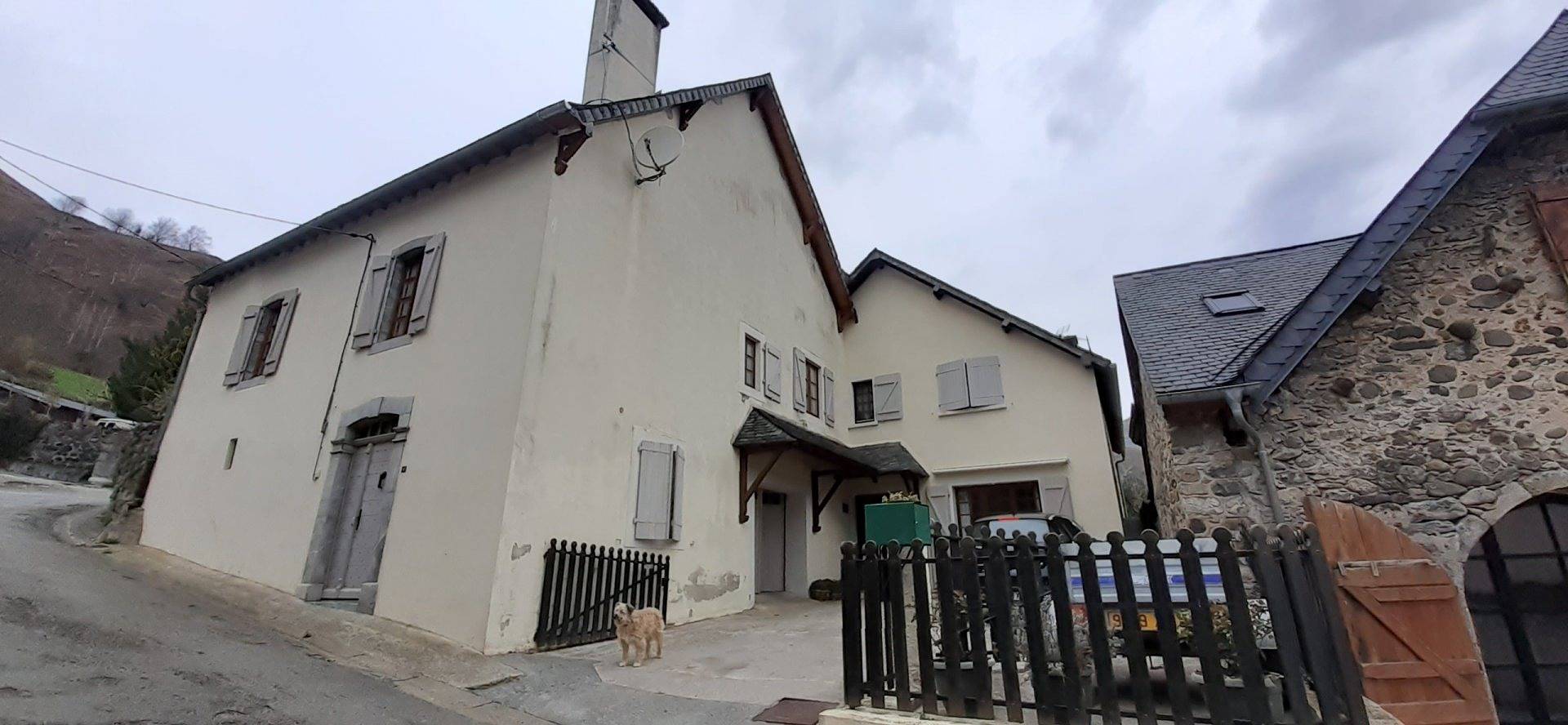 Appartement entier, Gîte Bugala, au cœur d'un village de montagne in Lées-Athas, Béarn