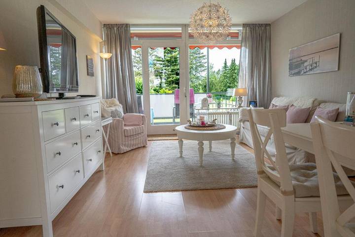 Ferienwohnung für 4 Personen, mit Balkon und Terrasse sowie Garten und Pool in Möhnesee