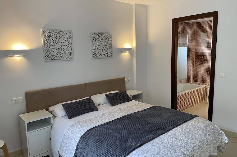 Ganze Wohnung, Azalea Cala Bona Super Apt-Pool-Wifi-1 Min Beach- Bdrm-2Bthrm-Terrasse in Cala Bona, Son Servera