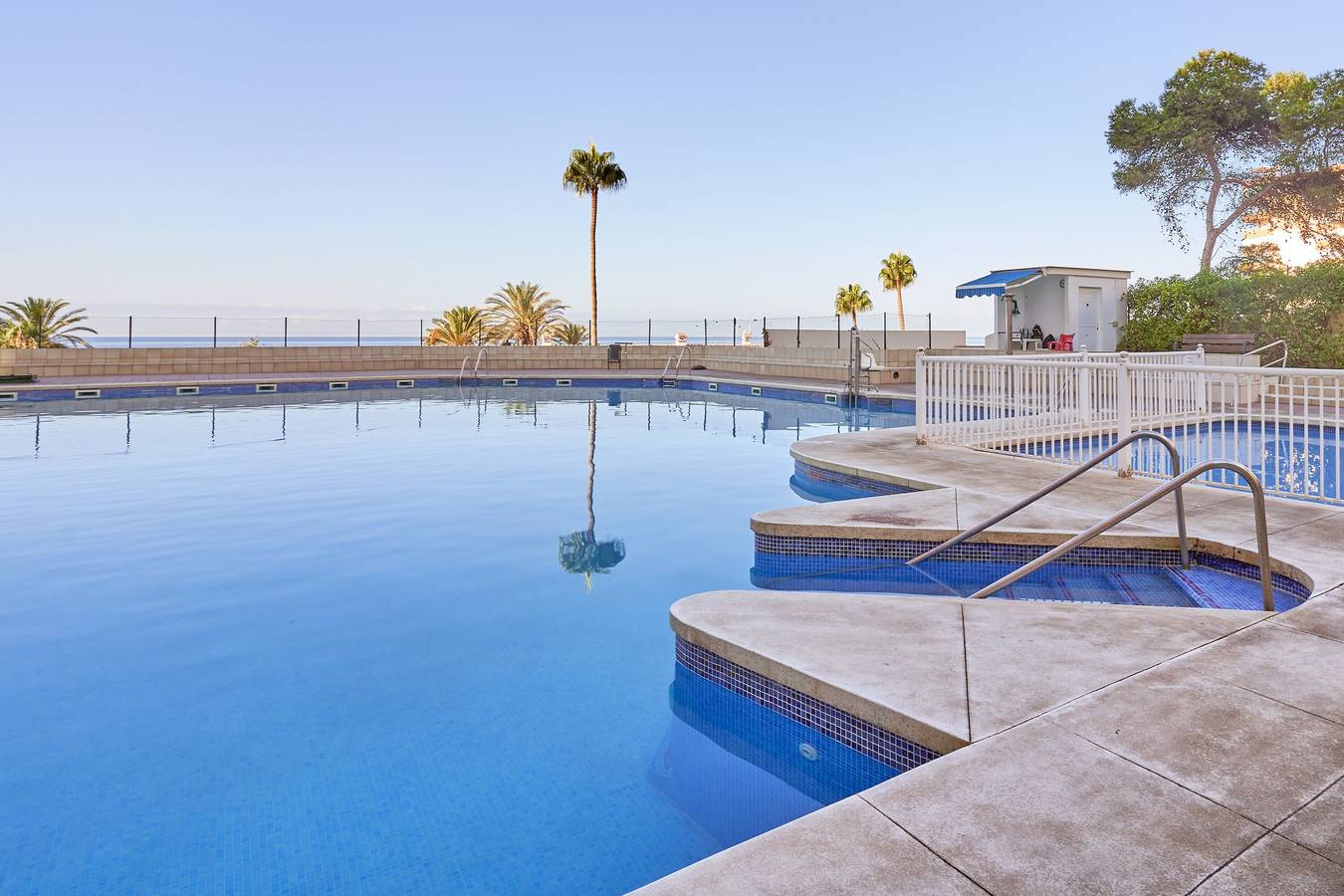Apartamento entero, Apartamento 'Calm Bungalow' con piscina compartida, Wi-Fi y aire acondicionado in Torrox Costa, Torrox