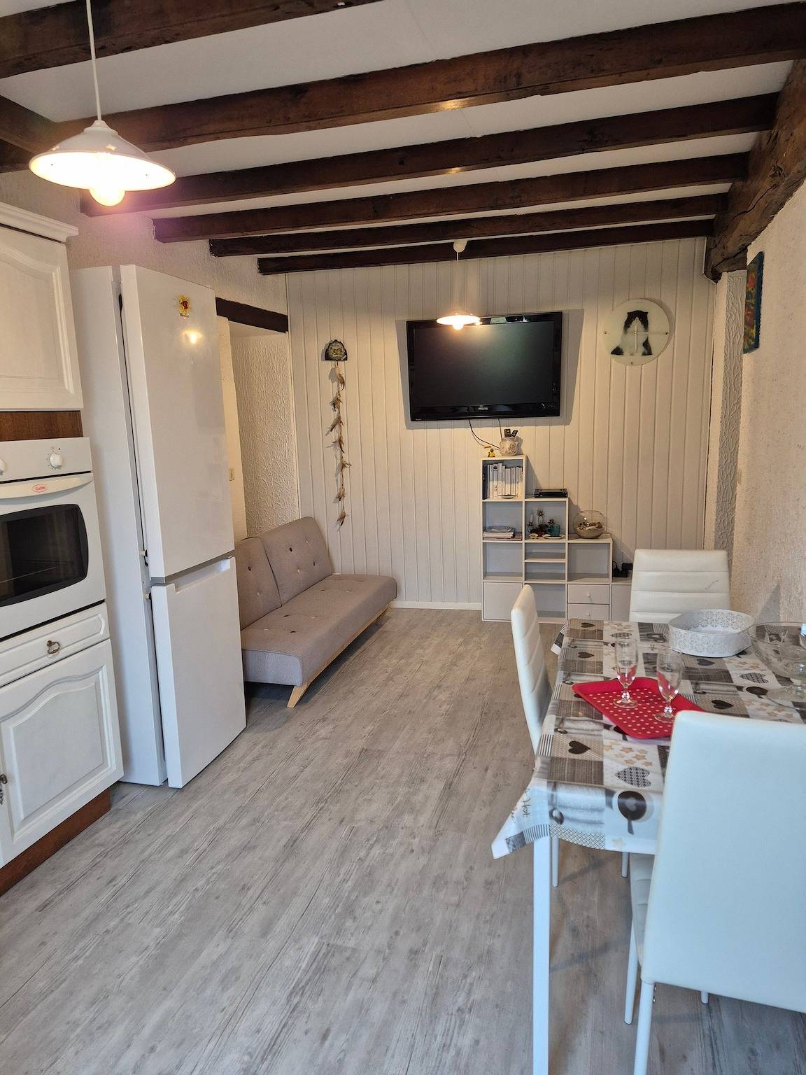 Entire apartment, Apartment 'Mamie Krema' with Private Terrace, Shared Garden and Wi-Fi in Boresse-et-Martron, Jonzac region