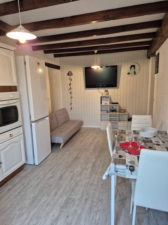 Hel lägenhet, Apartment 'Mamie Krema' with Private Terrace, Shared Garden and Wi-Fi in Boresse-et-Martron, Jonzac region