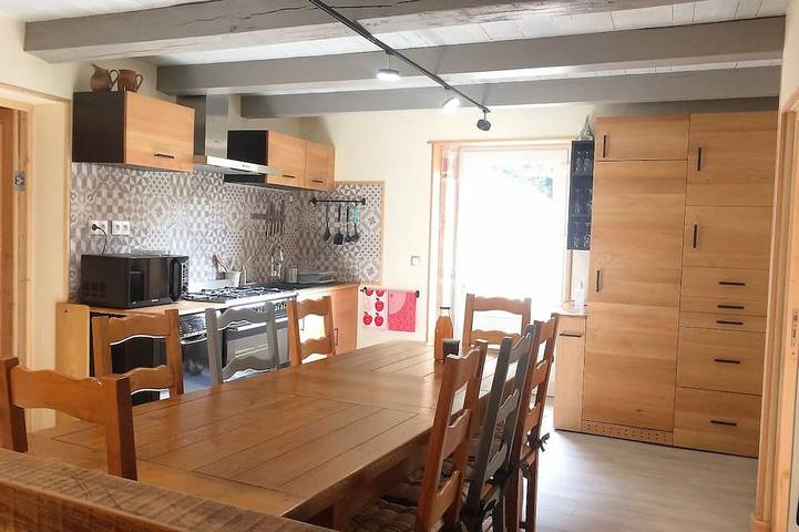 Gîte pour 8 personnes, avec balcon et jardin dans Gizia