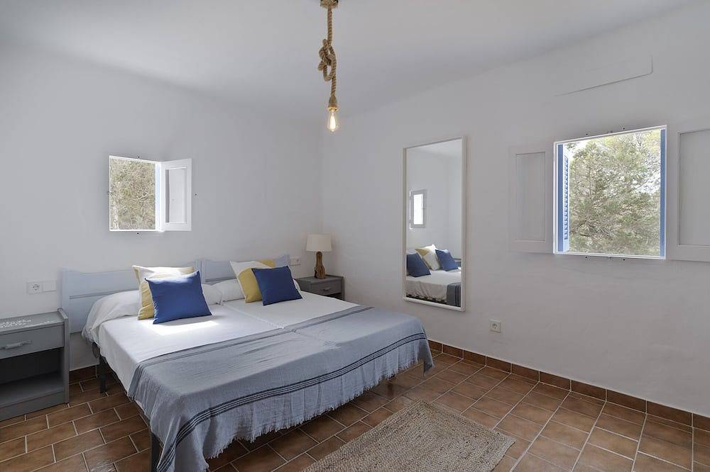 Sa Tanca, in the middle of nature and 5 minutes from the beach of Cala Saona in Formentera, Balearen