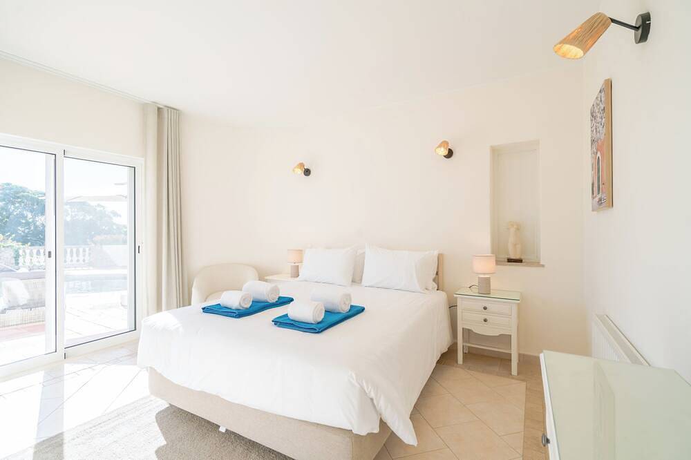 Fantastic 6 bedroom villa with heated pool, beautiful garden and sea views. in Praia da Luz, Faro District