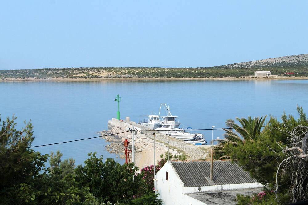 Ganze Wohnung, 2-Zimmer-Ferienwohnung mit Terrasse und Meerblick Kosljun, Pag in Pag Stadt, Pag