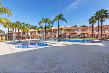 Ferienwohnung für 6 Personen, mit Balkon und Garten sowie Kinderpool in Albufeira