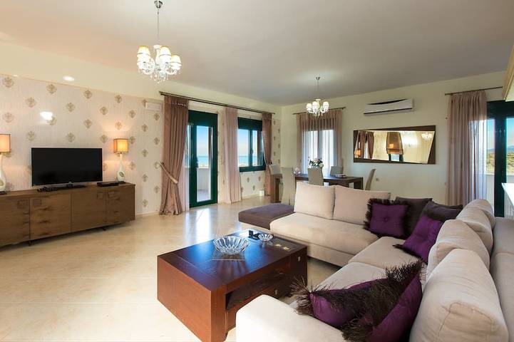 Villa Diamantis! Vue imprenable sur la mer, piscine privée 40m2, 1 km de la plage et des commerces in Région de Réthymnon