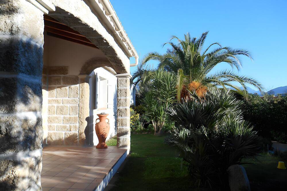 Vista a la montaña, terraza y jardín compartidos in Sarrola-Carcopino, Region de Ajaccio