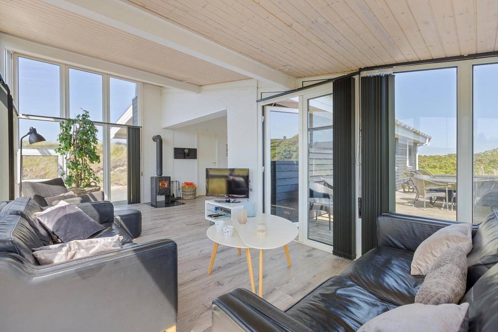 Central beach holiday home with wood-burning stove in Søndervig, Holmsland Klit