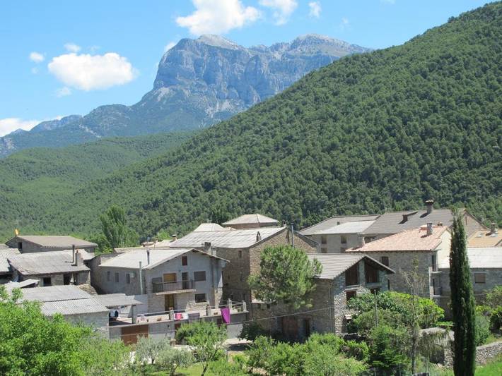 Gîte pour 3 personnes, avec terrasse et piscine à Labuerda