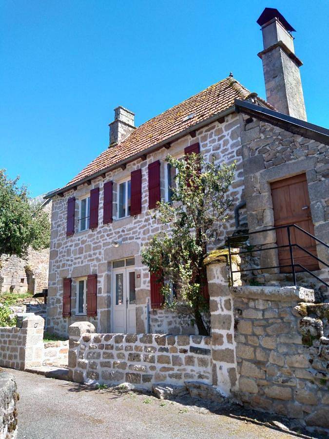 Location de vacances pour 6 personnes, avec jardin ainsi que vue et piscine à Hautefage