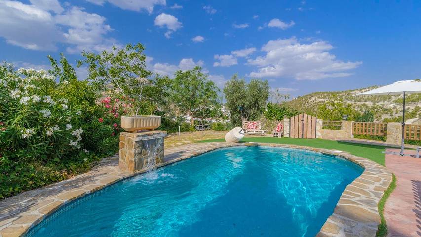 Casa de vacaciones para 16 personas, con Balcón/Terraza además de Jacuzzi y Piscina en Castril