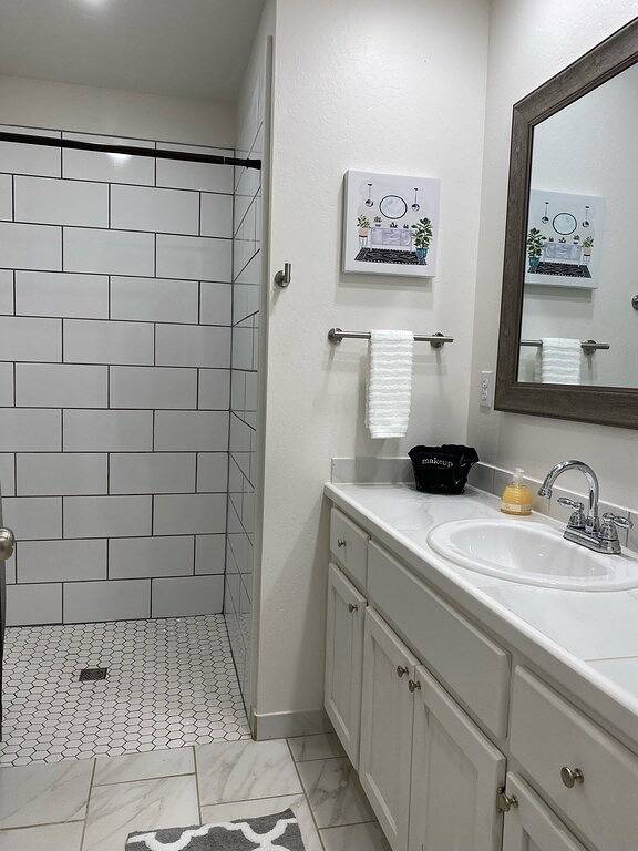 Honey Bee Cottage, ez trailer parking 🔥place, king, paved,🔥pit , Fast Wifi 3tvs in Mena, Ouachita National Forest