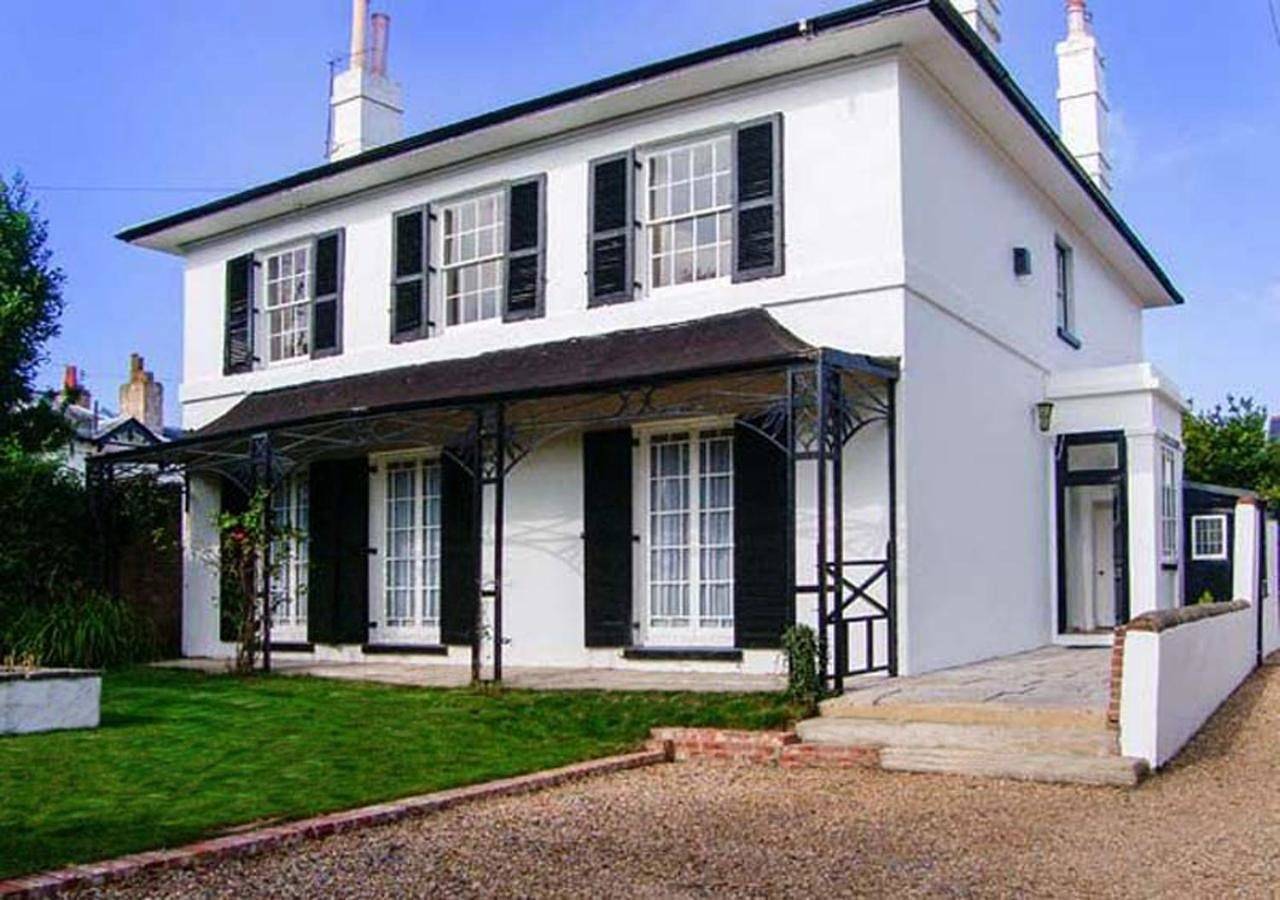 Seven-Bedroom House in Gosport, Hampshire