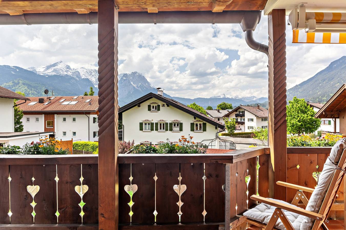 Entire apartment, Holiday Apartment 'Alpblick Alpspitze' with Mountain View, Balcony and Wi-Fi in Garmisch-Partenkirchen, Bavarian Alps