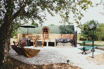 Tente pour 4 personnes, avec terrasse ainsi que jacuzzi et jardin dans Côte-d'Or