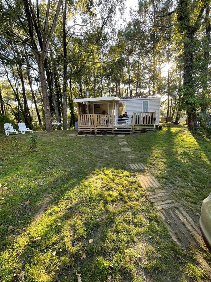 Camping pour 4 personnes, avec Terrasse et Jardin ainsi que Bassin pour enfant et Piscine
