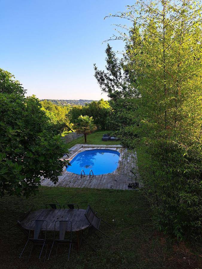 Location de vacances pour 6 personnes, avec vue ainsi que piscine et jardin à Saint-Victor