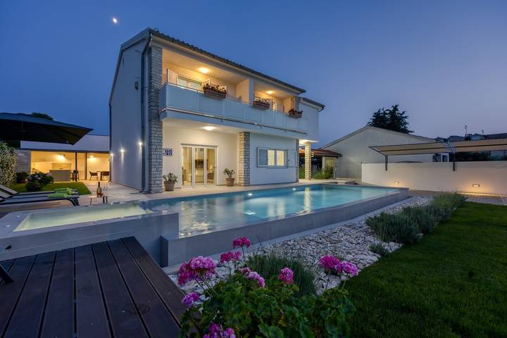 Ferienhaus für 8 Personen, mit Balkon/Terrasse und Garten sowie Pool in Poreč