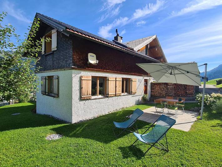 Ferienwohnung für 4 Personen, mit Terrasse und Garten sowie Ausblick in Raggal