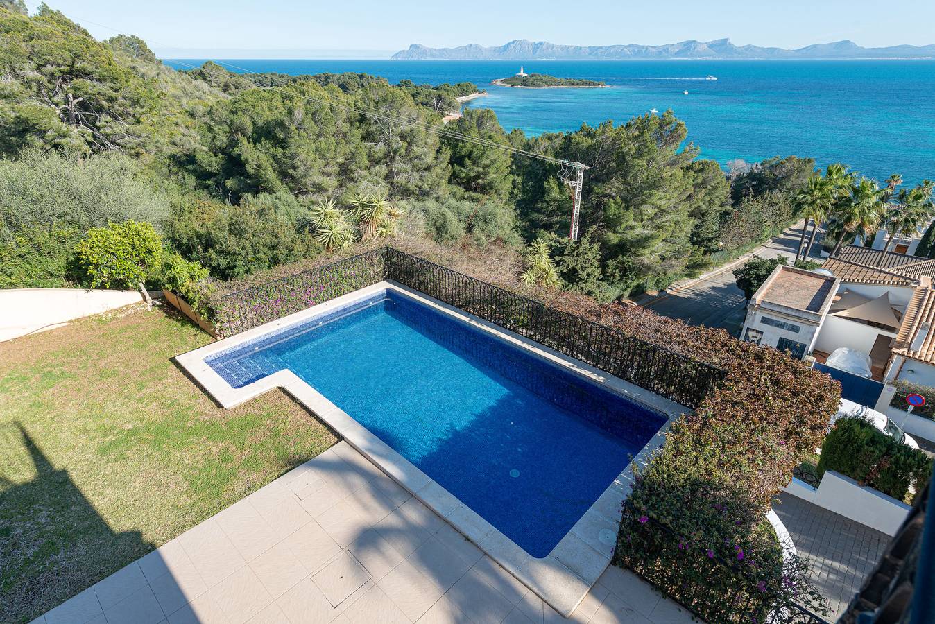 Villa Ca Na Bruixa,con piscina y vistas al mar in Alcanada, Alcúdia