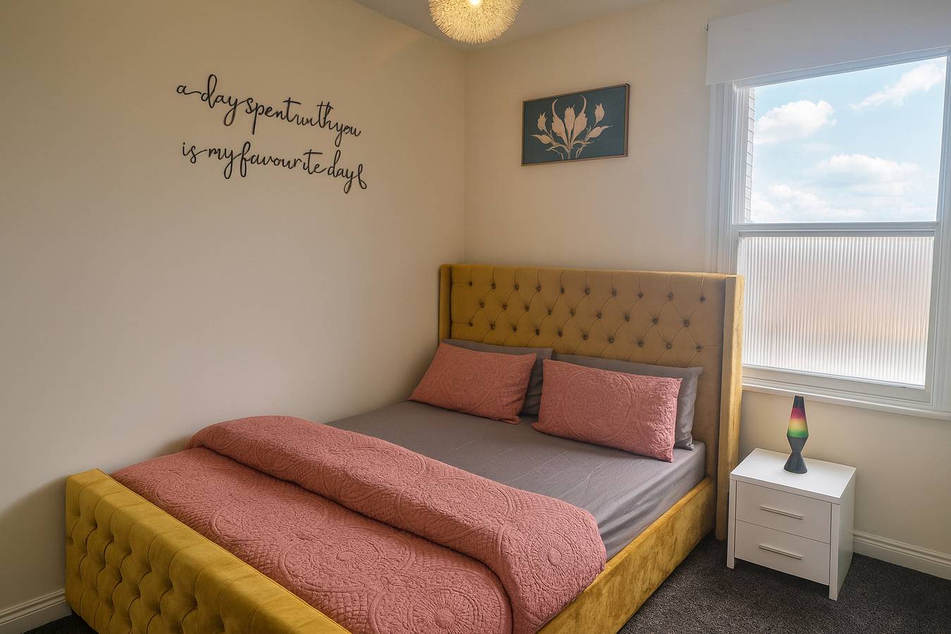 Entire holiday apartment, 2 Bed - Sleeps 6 - Private Balcony - City Centre in Wolverhampton, Birmingham Area
