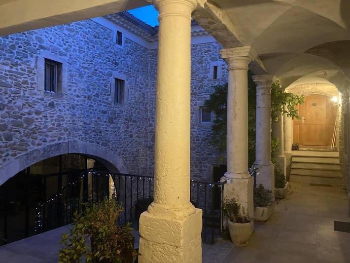 Location de vacances pour 2 personnes, avec sauna et jardin ainsi que piscine et jacuzzi à Saint-Julien-de-Peyrolas - 4