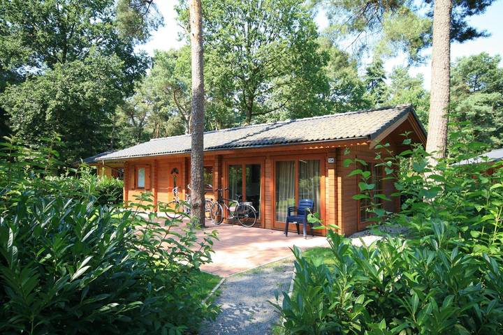 Bungalow voor 4 personen, with Balkon/Terras and Terras as well as Tuin and Zwembad in Lochem
