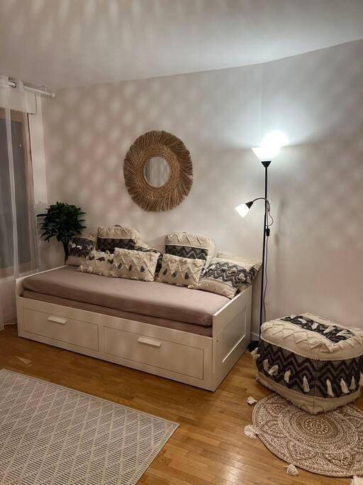 Appartement entier, Paris-Montrouge Magnifique appartement 3 pièces de 75m2 avec Parking - très cosy pour 1 - 8 personnes refait à Neuf -Entire Apartment Luxurious And Warm -Montrouge Paris 14ème - Proche Aéroport Orly Parc Expositions Porte de Versailles Free Wifi Gratuit in Montrouge, Hauts-de-Seine