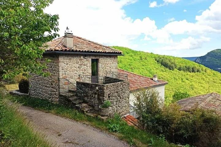 Location de vacances pour 3 personnes, avec Terrasse ainsi que Jardin et Piscine à Pourchères