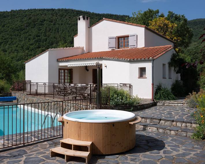 Gîte pour 12 personnes, avec jacuzzi et piscine, animaux acceptés à Mosset