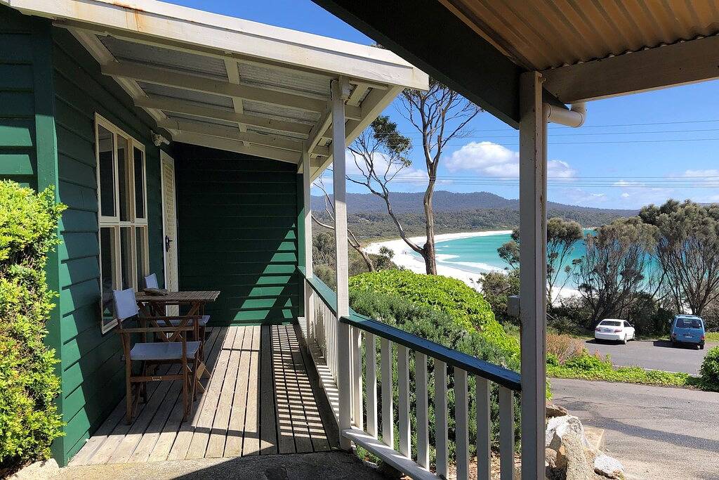 Binalong Beach Cottage Beachfront Next door to restaurant. King Bed for couples in Tasmanien