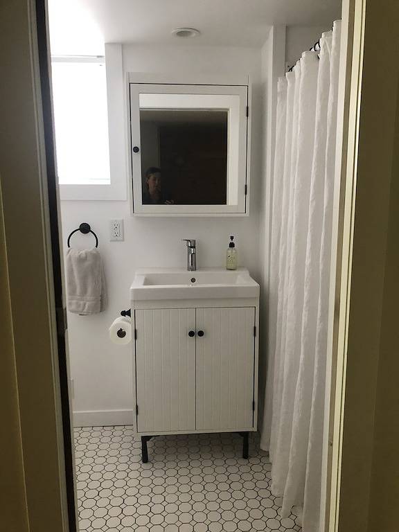 Bright Lakeside Retreat: King Bed & Willow Views in Nelson, Whitewater Ski Resort