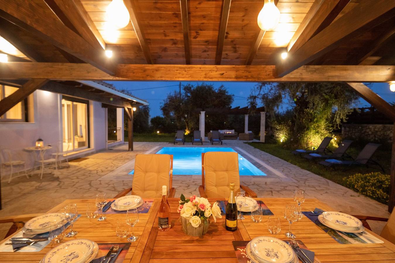 Holiday Home 'Modern Single-story Villa' with Wi-Fi in Μπαρμπάτι, Κέρκυρα