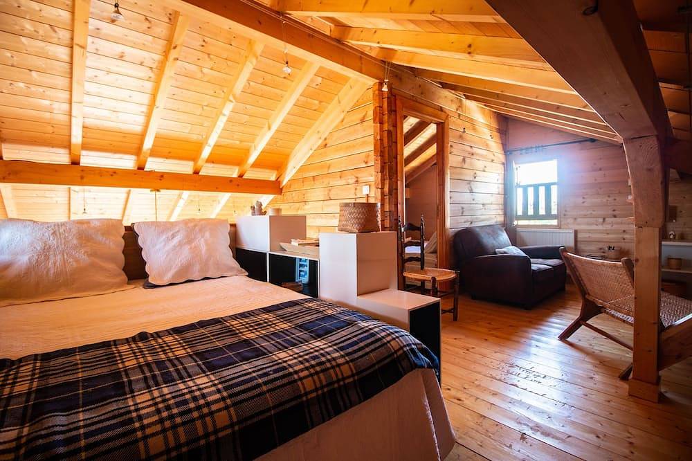 Chalet du Bois Joli - Two Bedroom Chalet, Sleeps 6 in Saint-Laurent-en-Grandvaux, Parc naturel régional du Haut-Jura