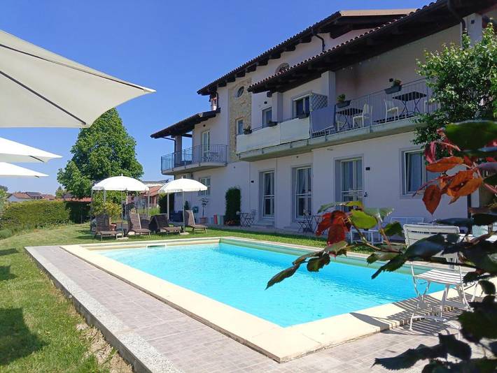 Chambre d’hôte pour 2 personnes, avec jardin ainsi que piscine et vue à Treiso
