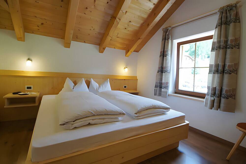 Entire apartment, Apartment 'Rît' with Mountain View, Shared Terrace and Wi-Fi in La Val, Dolomiti Superski