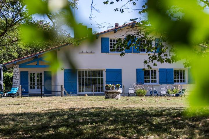 Gîte pour 8 personnes, avec Terrasse ainsi que Jardin et Vue