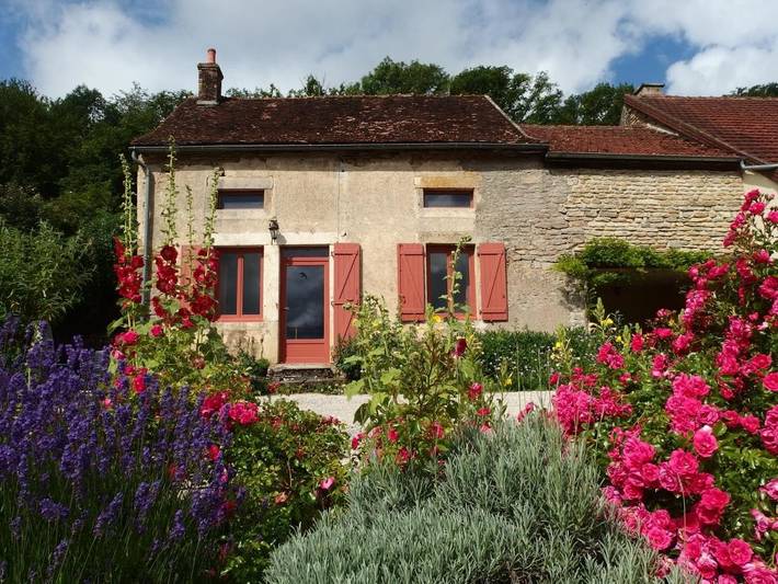 Gîte pour 2 personnes, avec vue et jardin à Sainte-Colombe (Côte-d'Or)