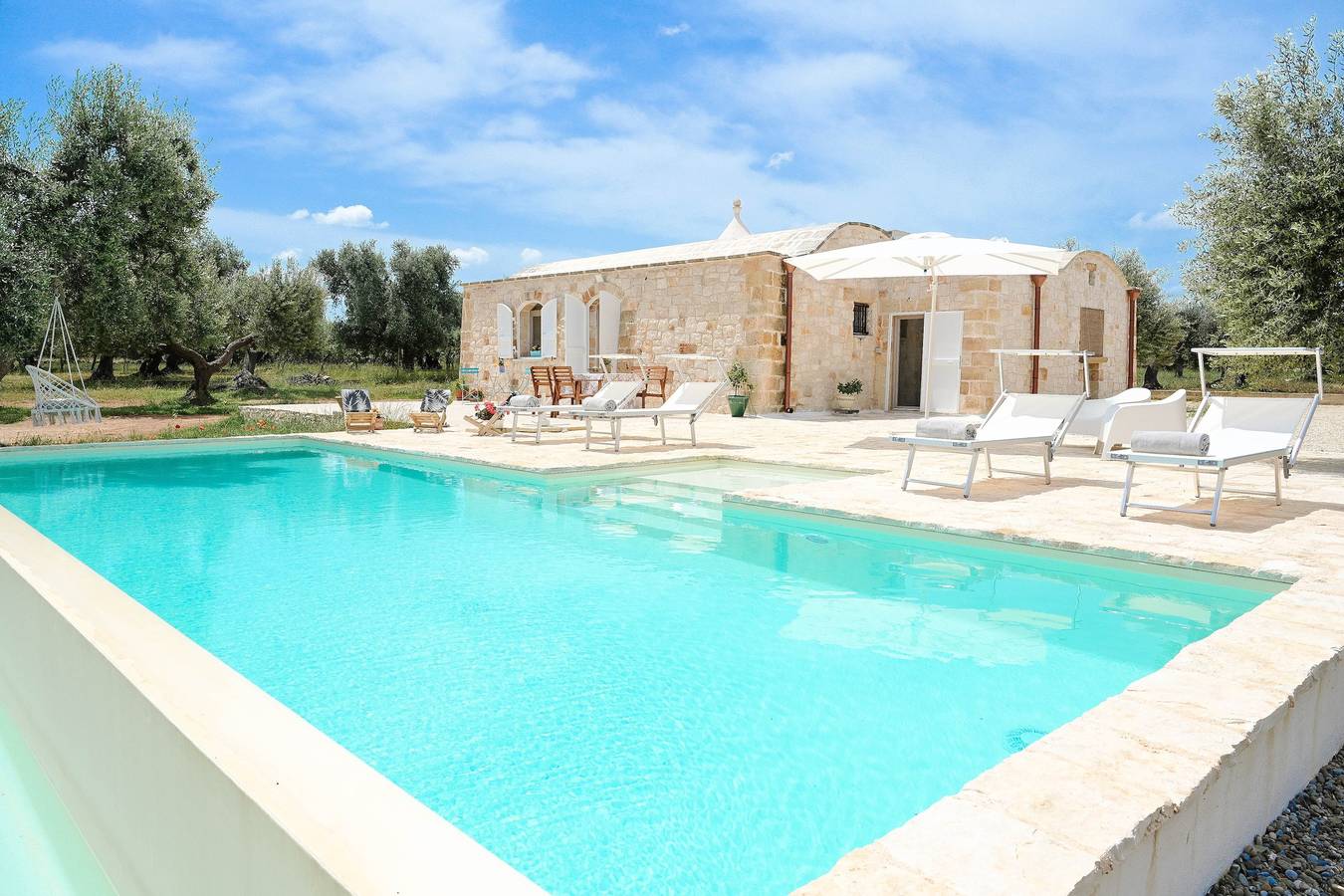 Villa 'Trullo Delori with Infinity Pool' with Private Pool, Wi-Fi and Air Conditioning in Villa Castelli, Salento