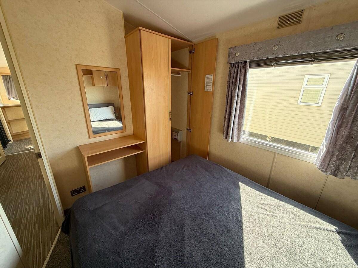 Seaside Caravan Sleeps 5 - Decking, Parking, Pets in Rhyl, Denbighshire