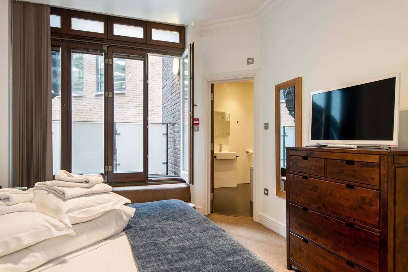 Entire apartment, 3Bg Historic Flat 1Br sleeps 4 Aircon Balcony in Downtown, London