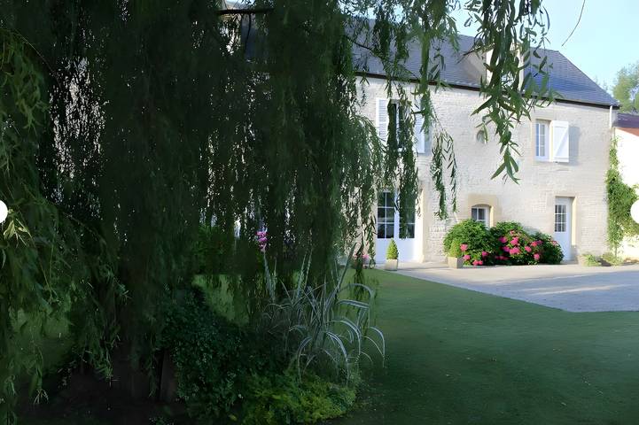 Bed and Breakfast 'Entre Mer Et Terre - Chambre' with Shared Garden and Wi-Fi in Bazenville, Bayeux region